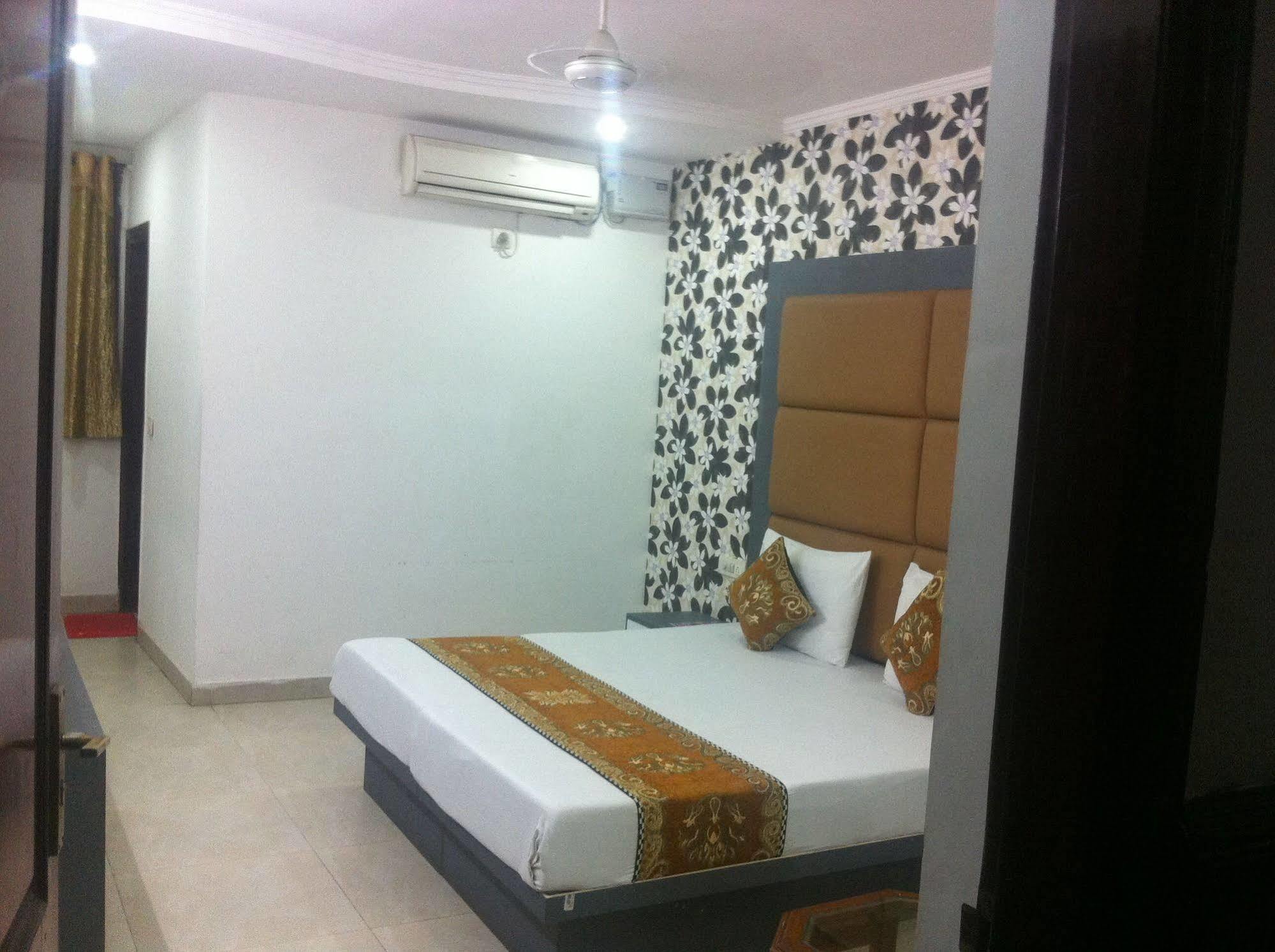 Hotel Karat 87 Inn New Delhi Exterior foto