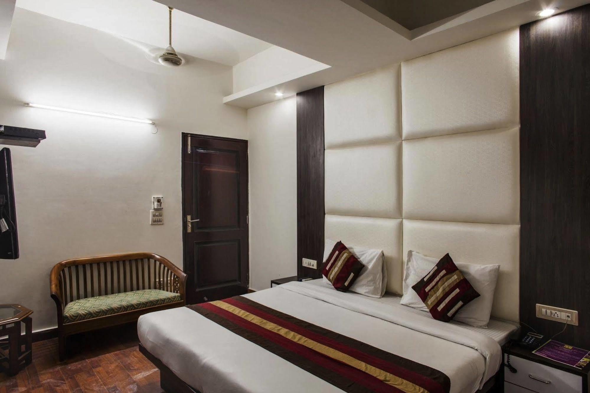 Hotel Karat 87 Inn New Delhi Exterior foto
