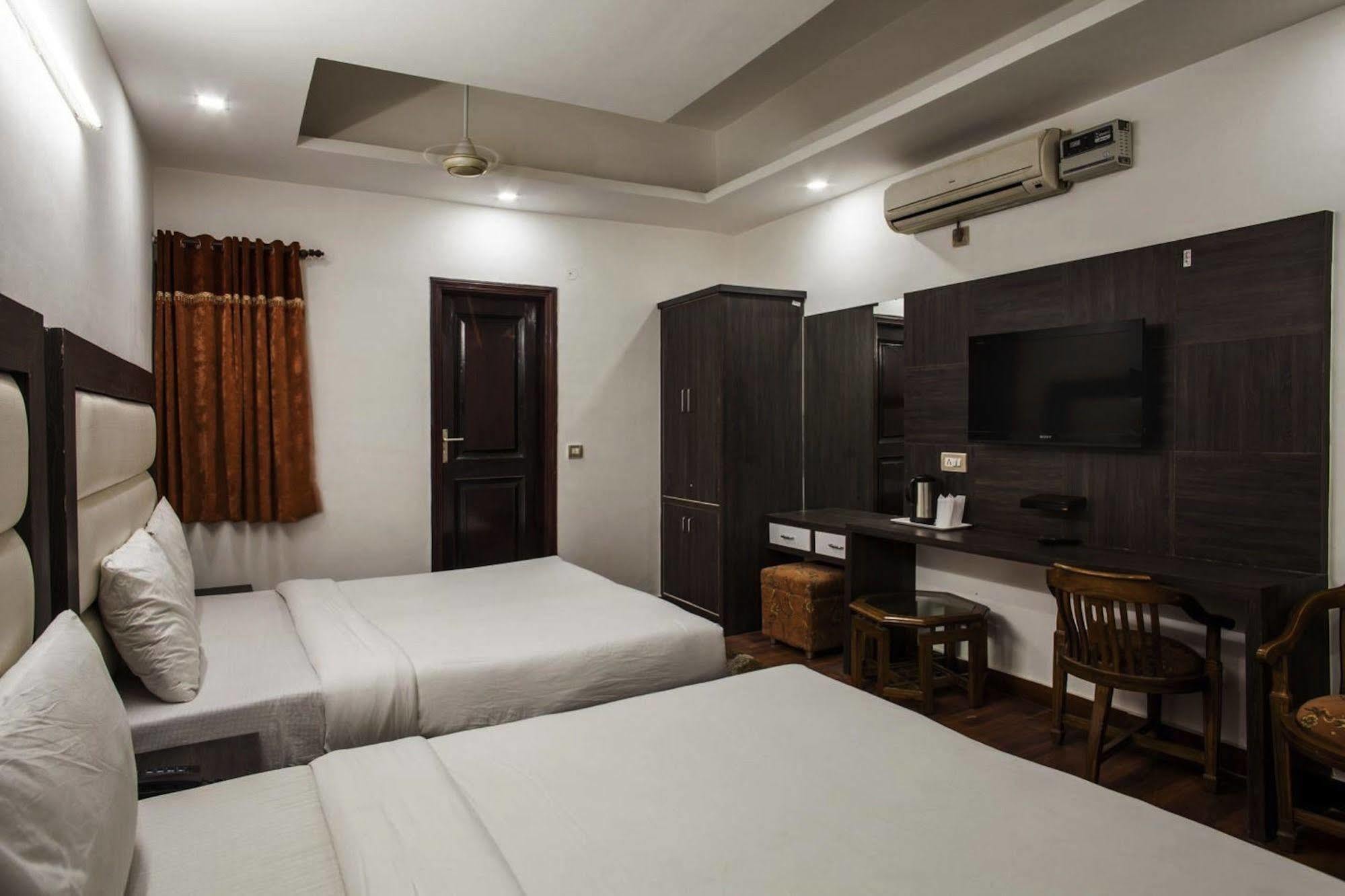 Hotel Karat 87 Inn New Delhi Exterior foto